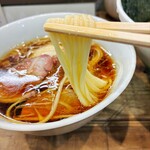 3931WORKS. - 席数の関係上で1回転目で入れず、後ろの方が繰り上がりで1回転目となる。

3人体制だった事もあり、比較的待たずに着丼。
