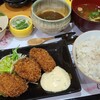 히로시마 카키도코로 버킷 긴잔본점 - 牡蠣フライ定食(税込900円)
                ①牡蠣フライ【3個】、野菜サラダ添え②牡蠣出汁カレー③冷製茶碗蒸し④ミニ冷奴、おかか昆布載せ⑤麦ご飯⑥お味噌汁