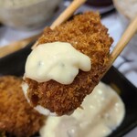 히로시마 카키도코로 버킷 긴잔본점 - ①굴(에다지마시 오키미초산, 미야모토 해산물) 튀김, 타르타르 소스
                      청정 해역에서 양식된 굴이라서 맑고 풍부한 향과 맛을 즐길 수 있습니다.
                      물론, 쫄깃하고 크리미한 식감도 있습니다.