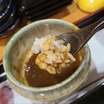 히로시마 카키도코로 버킷 긴잔본점 - ②굴 육수 카레
                      밥그릇에 보리밥을 담고 굴 육수 카레를 얹은 후 굴 튀김을 올리면 조금 설레는 기분이 듭니다.
                      굴 육수가 풍부하게 우러나와 깊고 진한 맛이 있습니다.
