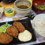 히로시마 카키도코로 버킷 긴잔본점 - 牡蠣フライ定食(税込900円)
                      ①牡蠣フライ【3個】、野菜サラダ添え②牡蠣出汁カレー③冷製茶碗蒸し④ミニ冷奴、おかか昆布載せ⑤麦ご飯⑥お味噌汁