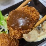 히로시마 카키도코로 버킷 긴잔본점 - ①굴(고타지마시 오키미초산, 미야모토 해산물) 튀김, 굴 카레 소스
                      청정 해역에서 양식된 굴로, 맑고 향긋한 맛을 즐길 수 있습니다.
                      물론, 쫄깃하고 크리미한 식감도 느낄 수 있습니다.