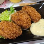 히로시마 카키도코로 버킷 긴잔본점 - ①牡蠣(江田島市沖美町産、宮本海産)フライ、野菜サラダ添え
                      清浄海域で養殖された牡蠣ということもありクリアーな香りと旨みを楽しみます
                      勿論、プリッとしてクリーミーさもあります