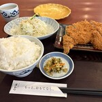 とんかつ濱かつ - 待つ間にゴマを擦るのを忘れてたました。笑
