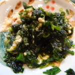 寿司栄 - カワハギの肝と海草を混ぜて・・・