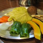 塩ホルモン 炭楽 - 野菜盛り合わせです