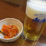 塩ホルモン 炭楽 - 生ビールとキムチです