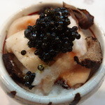 寿司栄 - 虎河豚の白子、キャビア添え（下には寿司飯）