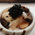 寿司栄 - 虎河豚の白子、キャビア添え（下には寿司飯）