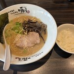 小岩豚骨 らーめん 頃場 - 料理写真:白頃馬らーめんと半ライス