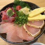 まぐろ専門店 がお - 超まかない丼　上の赤いのは練り梅