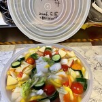 福ちゃん - 今年に入って、正式に漬けた『水キムチ』(歳のせいなのか、ずっとサボっちゃって、やっと…)。今夜、女子大学生の予約が入ってるので…。店主も同じものを食する理由もあるが、野菜類は、なるべく多めに…、低農薬の野菜類で…(韓国で言う虹色に近い野菜類で…⇒健康食の水キムチ)。辛さが全くないキムチなので、全年齢に合う、乳酸菌豊富な韓国の代表的な料理の一品。물김치(무지개 색깔의 야채들로…⇒건강식 물김치)。