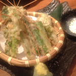遊食屋 わらべえ - 季節野菜の天ぷら。春の訪れを感じさせる野菜を天ぷらで。
