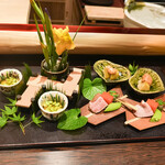 膳司 水光庵 - 八寸 葵祭を表して、賀茂なすエビ味噌がけ 鴨ロースの蒸し煮、厚焼き玉子、スナップエンドウの味噌漬け ヨモギ麸の田楽 湯葉、枝豆とうまだしのゼリー