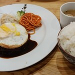 ピノキオ - 料理写真:日替わりランチ（特製ハンバーグと目玉焼定食・ご飯大盛）