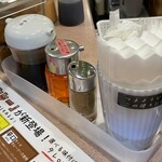 カレーハウス11イマサ - テーブル上　中央にあるオレンジが「カレーホット」