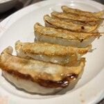 中華料理北京餃子 - 1枚目の餃子　飲みホは2品縛り