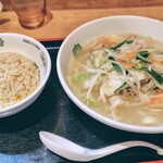 日高屋 - 野菜たっぷりタンメン＋半チャーハンセット
(920円)