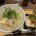 コムフォー - 地鶏のフォー、ガパオライス