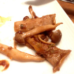 chez le mak - 【2015年3月再訪】おひとりさま限定のコースメニューであるBachelor（3,300円）の前菜盛り合わせから、キノコのマリネ。パテ・ド・カンパーニュの下に敷いてあります。