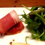 chez le mak - 【2015年3月再訪】おひとりさま限定のコースメニューであるBachelor（3,300円）の前菜盛り合わせから、プロシュートかな。下にラタトゥイユが敷いてあります。