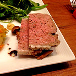 chez le mak - 【2015年3月再訪】おひとりさま限定のコースメニューであるBachelor（3,300円）の前菜盛り合わせから、パテ・ド・カンパーニュ。