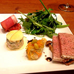 chez le mak - 【2015年3月再訪】最近、おひとりさま限定のコースメニューができたそうです。Bachelor（3,300円）から前菜盛り合わせ。