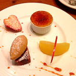 chez le mak - 【2015年3月再訪】おひとりさま限定のコースメニューであるBachelor（3,300円）のデセール。盛り合わせなんですね。
