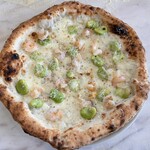薪窯PIZZERIA Meglio - そら豆とエビのビアンカ
ペコリーノロマーノかけ