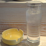 misora - お冷と灰皿　※背の高いグラス