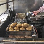 あげたいの店みわや - たい焼き類を焼く様子