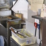 あげたいの店みわや - 揚げる様子
