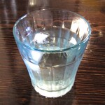 赤い屋根の喫茶店 駅舎 - お冷や