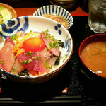 めしの助 - 海鮮丼 1,500円  サラダ、大根の煮物、お味噌汁が付いて来ます。