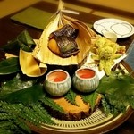 草庵秋桜 - コースの焼き物には鰆、笹の葉で包んだご飯、筍、ふきのとうとゴボウの天ぷらが出ました