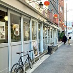 SCOOP - シンプルな水色の外観、ポスターが目印