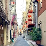 SCOOP - 元町商店街の一本南筋、（右）水色の外観。