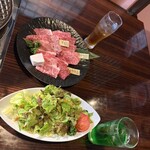 佐蔵 - 星野村のブルーベリーとメロンソーダそれぞれ480円、森山牛上カルビ1320円、森山牛バラカルビ1100円、森山牛いちぼ1320円、野菜サラダ550円