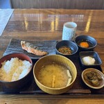 炭火焼 和めし処 しんぱち食堂 - 料理写真:朝しゃけ定食　朝小鉢；生たまご・納豆　2026/5/10