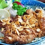 和利館 - 松本山賊焼き！鳥もも肉1枚をを特製ダレに漬け込み豪快にあげます！