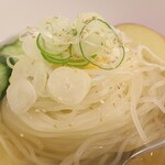 明明家 - 冷麺のアップ。
