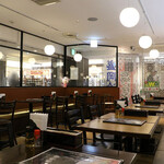 明明家 - 店内