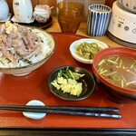 旬食健美  田しろ - いわし丼_鰯増量、みそ汁、小鉢、漬物
