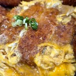 おうちごはん Ken's - カツ丼のカツのどアップ