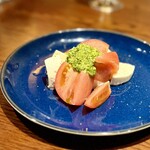 DINING BAR GALLO+++ - 協力会社のフシ穴さんがイチオシのモッツァレラチーズとトマトのカプレーゼでがんす！！