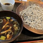 蕎麦倶楽部　佐々木 - 鴨つけそば　つけ汁もついてます　食べ比べが楽しめます