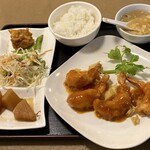 金蘭 - 海老チリセット 
(野菜煮物･サラダ･枝豆･鶏の唐揚･白飯･卵スープ)