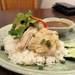 Soi Gapao - 蒸鶏のせご飯