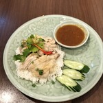 Soi Gapao - 蒸鶏ご飯のせ
