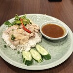 Soi Gapao - 蒸鶏ご飯のせ